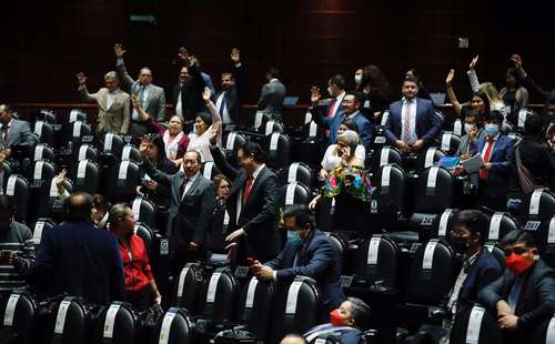 Diputados de Morena votan en favor de la aprobación en lo general del Presupuesto de Egresos de la Federación 2023, ayer en San Lázaro.