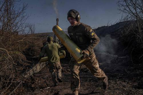 Soldados ucranios de una división de artillería disparan contra posiciones rusas en las afueras de Bakhmut.