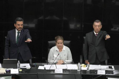 Los titulares del IMSS, Zoé Robledo, e Issste, Pedro Zenteno, con la senadora Lilia Valdés.