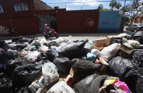 Durante 32 días habitantes de la ciudad de Oaxaca han tenido que transitar entre bolsas de basura en el centro histórico de la capital, luego de que el relleno sanitario fue clausurado el 8 de octubre anterior debido a que ya concluyó su periodo de servicio.