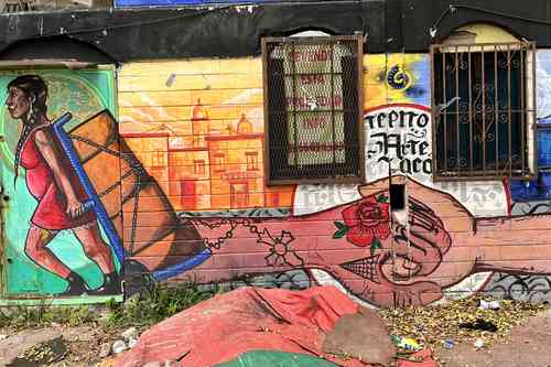  Arlen Rodríguez, fundadora del colectivo Tepito Zona de Arte, realizó acompañamiento en un recorrido por la unidad Los Palomares, para denunciar que la alcaldía Cuauhtémoc borró murales representativos de la vida cotidiana de Tepito, pintados por artistas del barrio bravo en algunos complejos habitacionales. Foto Luis Castillo