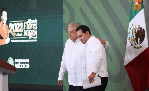 El presidente Andrés Manuel López Obrador y el gobernador panista de Yucatán, Mauricio Vila, ayer en la mañanera realizada en la Base Aérea Militar Número 8, al sur de Mérida.