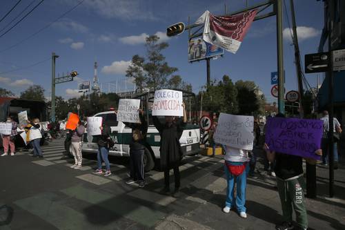 Las actividades académicas en esa escuela estarán suspendidas hasta el miércoles 16 de noviembre, al igual que las extracurriculares, a fin de facilitar todos los procedimientos y diligencias que realiza la Fiscalía General de Justicia por la muerte de un menor en las instalaciones, informó la Autoridad Educativa Federal en la Ciudad de México, luego de que padres de familia protestaron de nueva cuenta, al considerar insuficientes las medidas que se habían adoptado, entre ellas la declaratoria de tres días de luto.