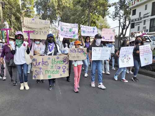 Mujeres exigieron justicia para víctimas de feminicidio allí, donde impera el machismo. Jóvenes llamaron a no vivir con agresores y “romper el pacto patriarcal”.