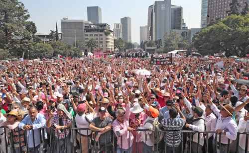 Asistentes a la marcha en defensa del INE gritan consignas mientras escuchan el discurso de José Woldenberg, ex consejero presidente del IFE, en la explanada del Monumento a la Revolución.