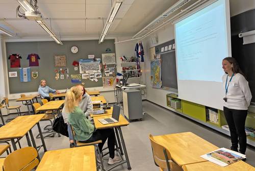 El gobierno apoyará a todos los jóvenes con instrucción gratuita hasta los 20 años para que logren adquirir las habilidades tanto para su vida laboral, como para continuar aprendiendo a lo largo de la vida. En la imagen, colegio en Helsinki.