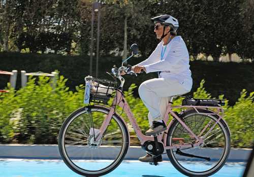 Dorothee Hildebrandt, de 72 años, viajó en bicicleta desde Suecia hasta Sharm el Sheikh, Egipto, con la finalidad de crear conciencia e instar a los líderes mundiales reunidos en la COP27 a adoptar medidas concretas para detener el cambio climático.
