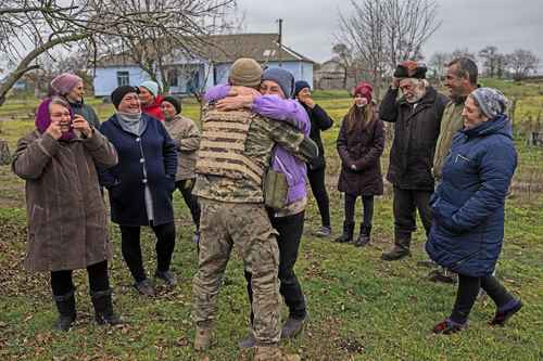 En la localidad de Vavylove un soldado ucranio abraza a su madre, a quien no veía desde que empezó la guerra, en febrero pasado.