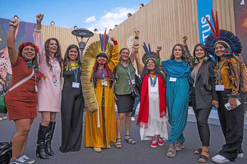 Sonia Guajajara, activista indígena, ambientalista y política de Brasil (cuarta a la derecha), después de participar, ayer, en una sesión sobre Mujeres Indígenas de la Amazonia, en la Cumbre Climática COP27 de la ONU, en Sharm el Sheikh, Egipto.