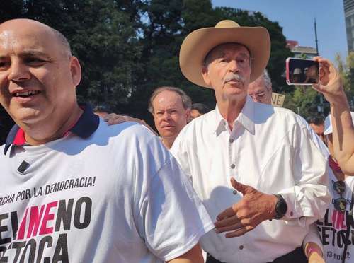 El ex presidente Vicente Fox, acompañado de Gustavo de Hoyos, ex dirigente de la Coparmex, durante la marcha celebrada el domingo pasado.