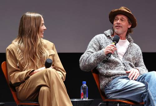 Los actores Margot Robbie y Brad Pitt durante la proyección de la película para los críticos en la Academia de Artes y Ciencias Cinematográficas en Los Ángeles.