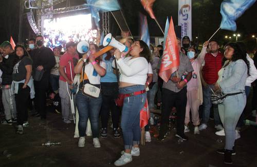 En microbuses, contingentes con banderas de apoyo al alcalde llegaron desde otras partes de la ciudad.