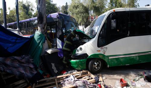 Cuatro heridos dejó el percance entre un microbús, que invadió el carril de contraflujo, con un camión de pasajeros. El responsable iba ebrio y huyó.