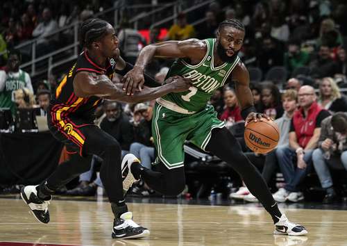 Jaylen Brown (7) continúa encendido y con 22 puntos encabezó la ofensiva de Boston contra Atlanta.