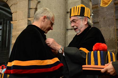 El rector de la Universidad de Salamanca, España, Ricardo Rivero Ortega, recibió las insignias y distinciones que lo acreditan como doctor honoris causa por la UNAM de su homólogo, Enrique Graue Wiechers.
