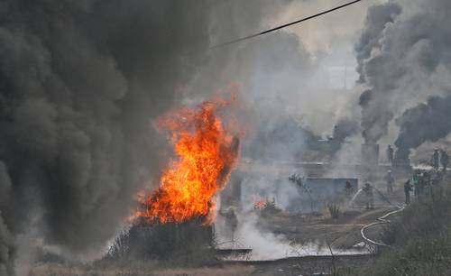 Bomberos de los municipios mexiquenses de Ecatepec, Nezahualcóyotl y Tlalnepantla, así como de la Ciudad de México, sofocaron el incendio que se originó ayer en alcantarillas que sirven de respiraderos en el Río de los Remedios.