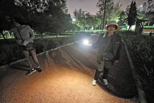 Ante la falta de luz en algunas partes de la pista El Sope, algunos usuarios alumbran su recorrido con la lámpara del celular.