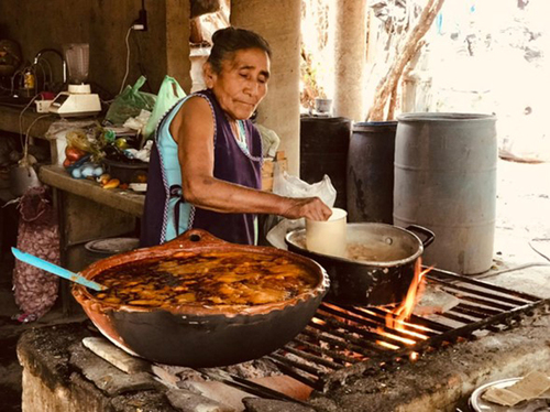 Doña Ofelia Rodríguez preparando guisados a la leña.  Manuel Espinosa