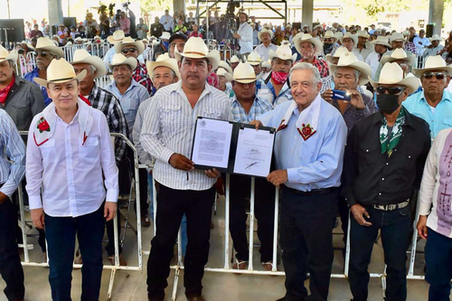 Firma de Decreto de restitución de tierras en Belem, Sonora.
