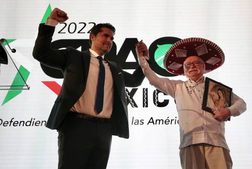  Eduardo Verástegui, presidente de la CPAC México, junto a Lech Walesa durante el primer día de actividades del foro en un hotel de la zona de Santa Fe. Foto Yazmín Ortega Cortés