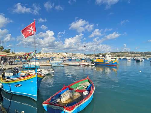 Las coloridas embarcaciones de los pescadores en el puerto de Marsaxlokk forman parte de una tradición hereditaria en Malta.