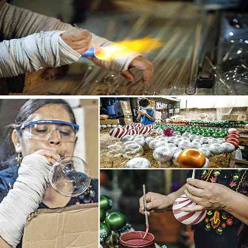 En la cooperativa JJL Esferas Navideñas la familia de Josefina Aguilar y Javier García se dedica desde hace 17 años a fabricar estos productos para todo tipo de ocasión, no sólo la época navideña, en el negocio ubicado en la alcaldía Tláhuac, en la capital.