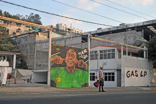 Un muro con la imagen de Edson Ávarez, seleccionado nacional y jugador del Ajax, es una muestra de lo que se puede ver en la colonia La Blanca, lugar de origen del mediocampista.