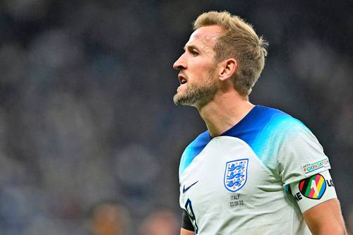 Harry Kane, capitán de Inglaterra, porta un gafete en apoyo a la comunidad LGBT+, uno de los temas más presentes en las críticas al emirato por su represión a ese sector.