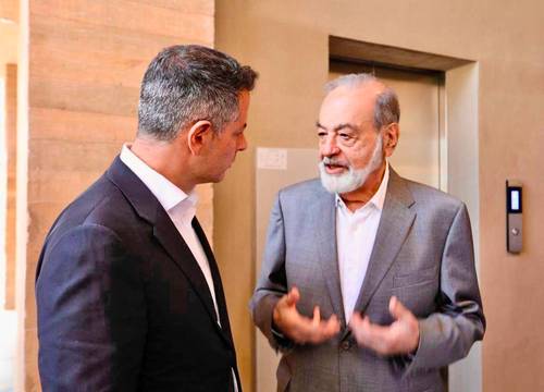 El gobernador de Oaxaca, Alejandro Murat Hinojosa, y el empresario Carlos Slim Helú conversan durante la inauguración del Centro Cultural Álvaro Carrillo, en la capital del estado.