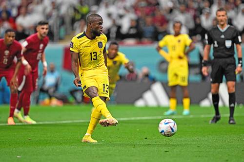 Enner Valencia hizo los dos goles en la victoria de Ecuador, pero preocupa su estado físico al presentar molestias en la rodilla derecha.