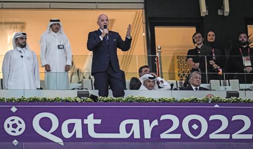 El presidente de la FIFA, Gianni Infantino, habla con la multitud antes del partido de futbol del grupo A de la Copa Mundial entre Qatar y Ecuador en el estadio Al Bayt en Al Khor.