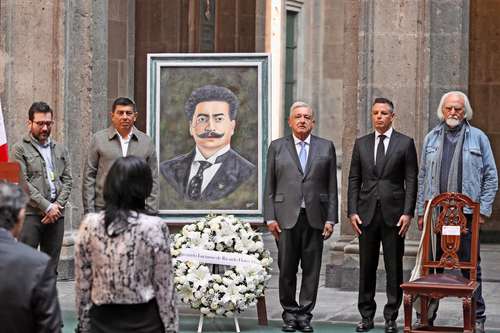 RINDEN TRIBUTO EN PALACIO A FLORES MAGÓN. El Presidente encabezó ayer el acto por el centenario luctuoso de Ricardo Flores Magón acompañado (de derecha a izquierda) por Armando Bartra, los gobernadores en funciones y electo de Oaxaca, Alejandro Murat y Salomón Jara, y un bisnieto del escritor.