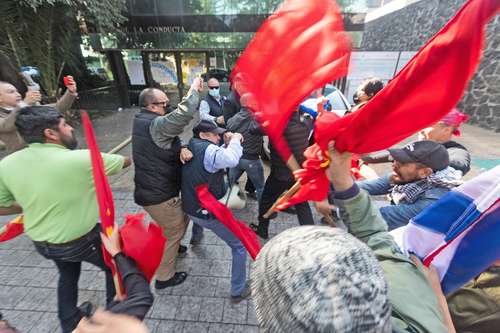 Los activistas de ambos bandos se plantaron frente a la sede diplomática en Presidente Masaryk, donde se enfrentaron sin que hubiera heridos.
