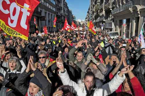 Integrantes del sindicato CGT se manifiestan durante una huelga masiva en Marsella, sur de Francia, en imagen de diciembre de 2019.