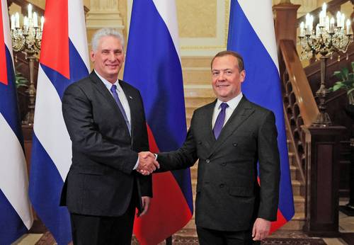 El vicepresidente del Consejo de Seguridad de Rusia, Dimitri Medvediev (a la derecha), recibió ayer en su residencia oficial, en las afueras de Moscú, al presidente de Cuba, Miguel Díaz-Canel.