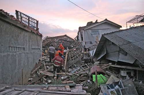 Devastación en Cianjur, localidad ubicada en la provincia de Java, Indonesia. De acuerdo con las autoridades locales, hay más de 13 mil damnificados, los hospitales de la zona fueron rebasados para atender a los cientos de heridos y entre las víctimas hay muchos menores que habían terminado sus clases regulares y tomaban lecciones extras en planteles islámicos.