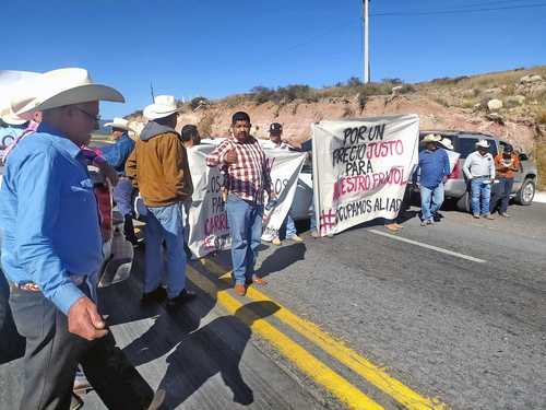 Campesinos del municipio de Sombrerete, en la región frijolera de Zacatecas, bloquearon el pasado 7 de noviembre la carretera que comunica con el estado de Durango para exigir a las autoridades agropecuarias estatales y federales atención ante la grave sequía que provocó una caída severa en las cosechas de este año.