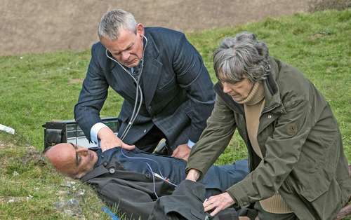  Atkins, en un fotograma de la serie con Martin Clunes. Foto Imagen cortesía de Acorn Tv