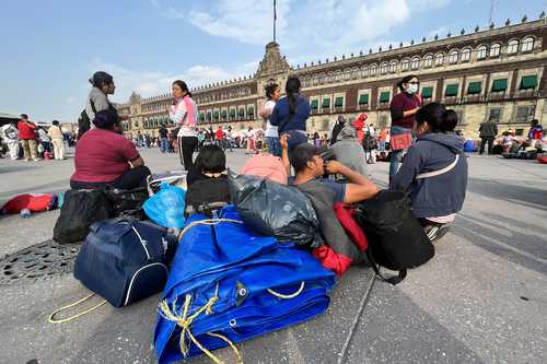 Cientos de profesores recorrieron a pie 274 kilómetros desde el pasado 14 de noviembre, cuando salieron de Chilpancingo, Guerrero.