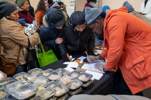 A medida que aumenta la inflación, millones de estadunidenses luchan para poder comprar comestibles en esta temporada navideña. Reparto gratuito de comida en Brooklyn.