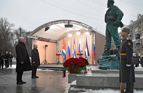Los mandatarios de Cuba, Miguel Díaz-Canel, y de Rusia, Vladimir Putin, inauguraron ayer una estatua de Fidel Castro en Moscú.