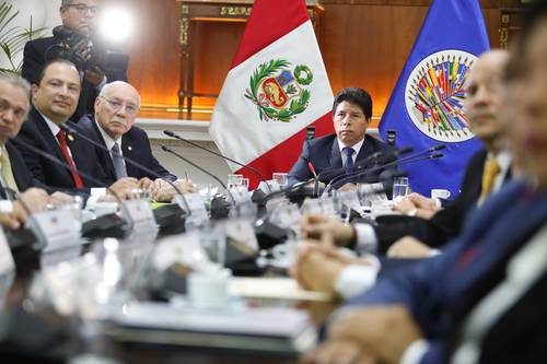 El presidente de Perú, Pedro Castillo, reunido ayer con la misión de alto nivel de la OEA, en Lima.