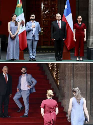 El mandatario chileno, Gabriel Boric, y el presidente Andrés Manuel López Obrador, acompañados por sus esposas, Irina Karamanos y Beatriz Gutiérrez, durante la recepción en Palacio Nacional.