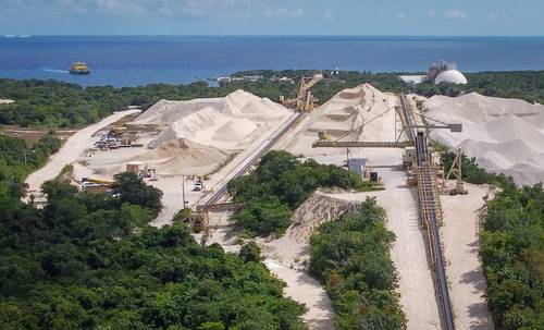 La empresa Caliza Industriales del Carmen SA de CV (Calica), actualmente Sac-Tun, es filial de la estadunidense Vulcan Materials Company. Luego de más de tres décadas de operar en Playa del Carmen, fue clausurada por la Procuraduría Federal de Protección al Ambiente en mayo pasado, por lo que ya no puede extraer material pétreo de los predios La Rosita y El Corchalito, desde el muelle de Punta Venado.