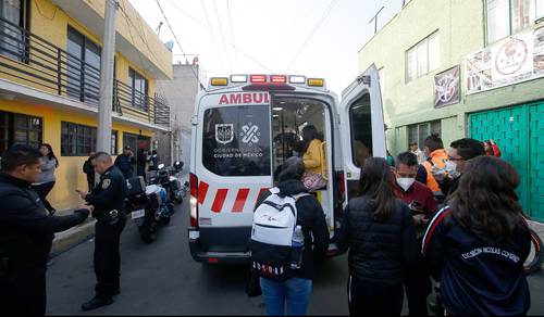 Al menos 10 adolescentes de la secundaria Nicolás Copérnico resultaron lesionados luego de que la camioneta que los llevaba a la escuela se impactó contra dos vehículos y un puesto la mañana de ayer en la zona del Cerro de la Estrella.