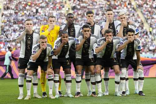 En la foto oficial, los jugadores simularon un gesto de mordaza para responder a las amenazas del ente rector del balompié mundial.