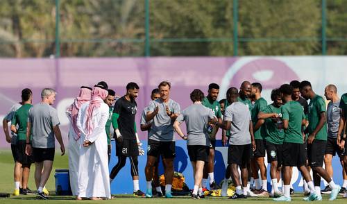 Tras vencer a la Argentina de Lionel Messi, Arabia Saudita buscará amargar a otra gran estrella, el artillero Robert Lewandowski, cuando enfrenten el sábado a Polonia. Los Halcones Verdes, actuales líderes de su zona, cerrarán la fase de grupos el próximo miércoles ante el Tri. El técnico galo Hervé Renard sufrió la baja del defensa Yasser Al-Shahrani, cuya cabeza chocó con la rodilla de su portero y se fracturó la mandíbula en el partido contra la Albiceleste, por lo que fue operado. “Recen por mí y enhorabuena por la victoria”, dijo el jugador en un video para alentar a los suyos.