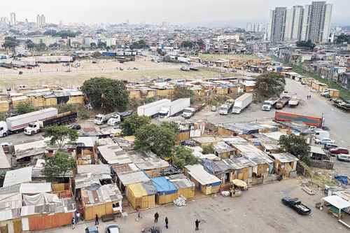 Una de las lecciones más claras de la pandemia es la importancia y el valor de las transferencias monetarias concebidas como derechos, señaló la Cepal. Vista aérea de la favela Jardim Julieta, en las afueras de Sao Paulo, Brasil.