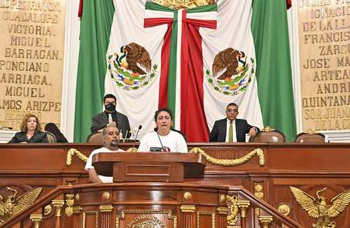 María Elvira Canchola, madre de Sofía y Esmeralda, quienes murieron al caer a una coladera abierta en Iztacalco, acompañada de su esposo Víctor Arturo Barrios, acudió ayer al Congreso de la Ciudad de México a exigir justicia.