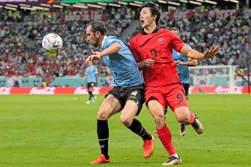 En Qatar, el capitán Diego Godín –quien protege el balón ante la llegada del sudcoreano Cho Gue-sung– se convirtió a los 36 años y 281 días en el jugador uruguayo de más edad que disputa un Mundial, el cuarto en su carrera.